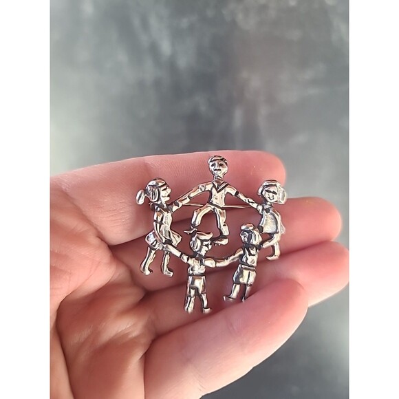925 Sterling Silver Children Holding Hands Brooch Vintage - Picture 1 of 10